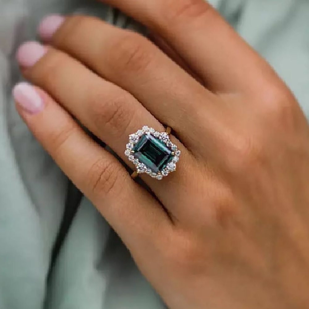 3.2 Carats Emerald ring